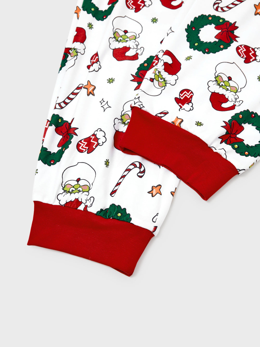 Conjunto de Pijamas em Coordenação para a Família com Tema do Grinch de Natal e Meias de Natal Vermelhas