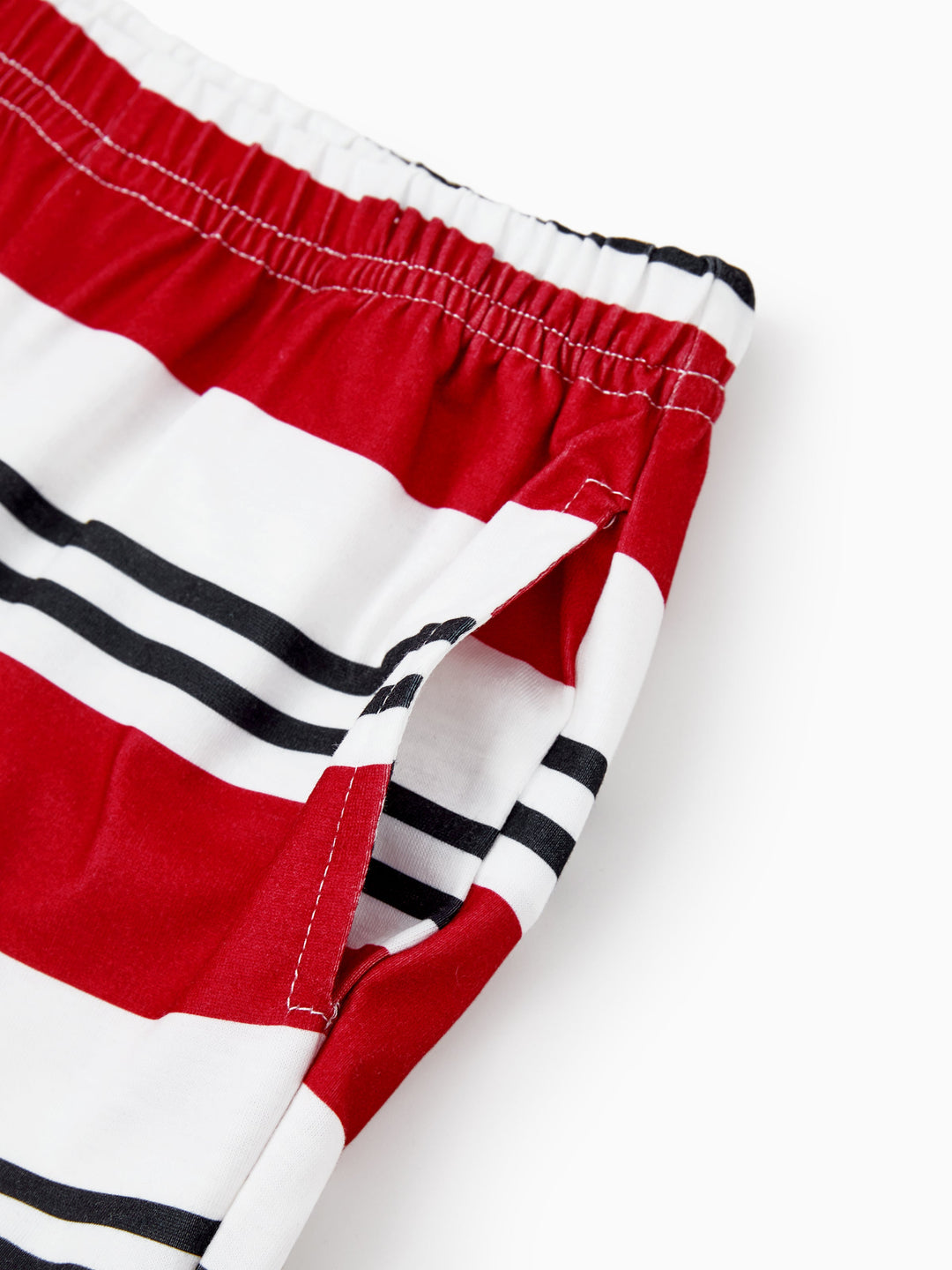 Conjunto de Pijamas Coincidentes para a Família com Estampa de Elfo e Meias de Natal em Preto