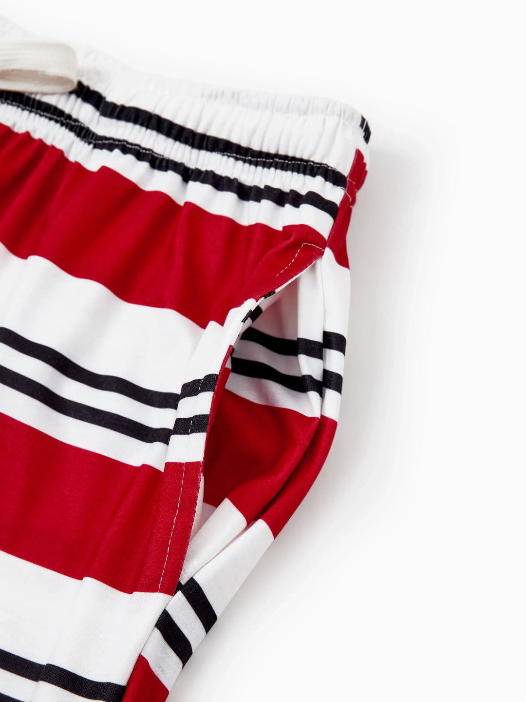 Conjunto de Pijamas Coincidentes para a Família com Estampa de Elfo e Meias de Natal em Preto