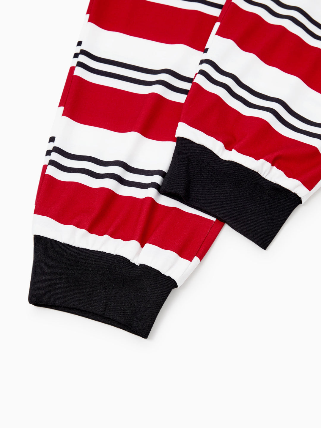 Conjunto de Pijamas Coincidentes para a Família com Estampa de Elfo e Meias de Natal em Preto