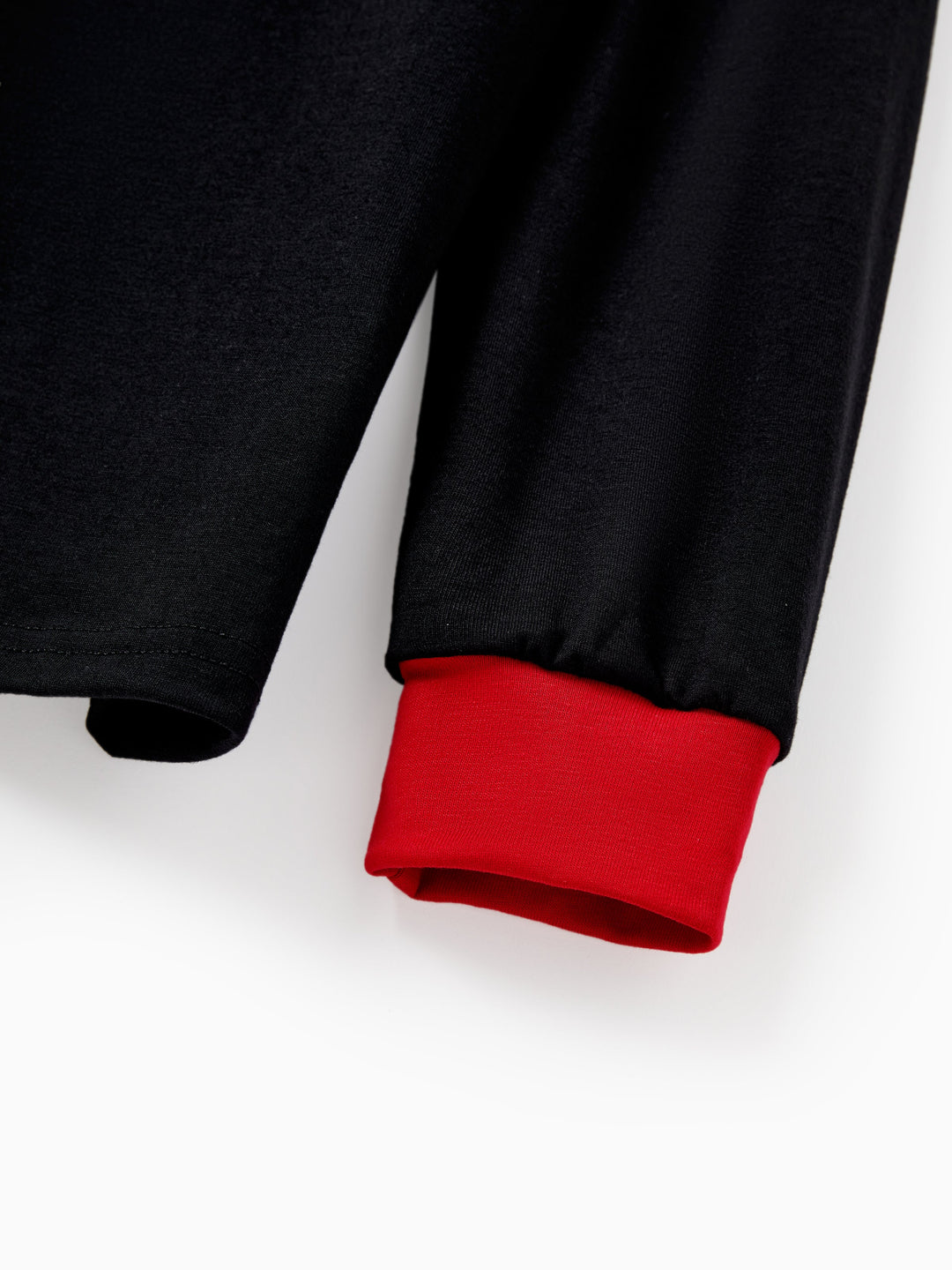 Conjunto de Pijamas Coincidentes para a Família com Estampa de Elfo e Meias de Natal em Preto