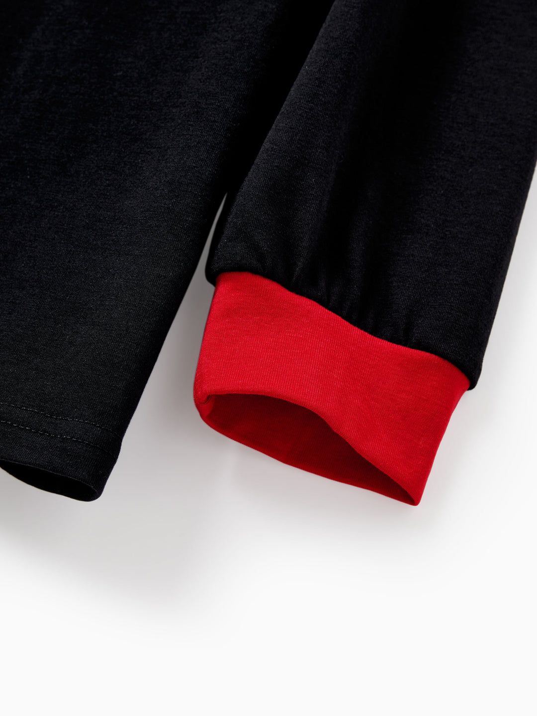 Conjunto de Pijamas Coincidentes para a Família com Estampa de Elfo e Meias de Natal em Preto