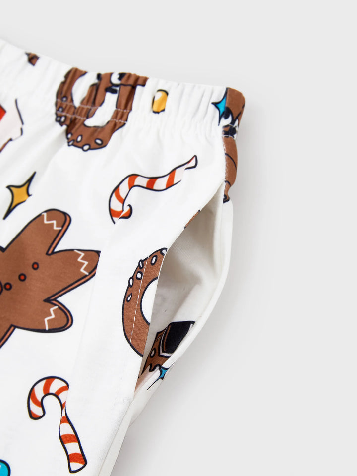 Conjunto de Pijamas de Natal coordenados para toda a família - Pijamas que brilham no escuro com Bolachas de Natal e Pai Natal, acompanhados de meias de Natal vermelhas.