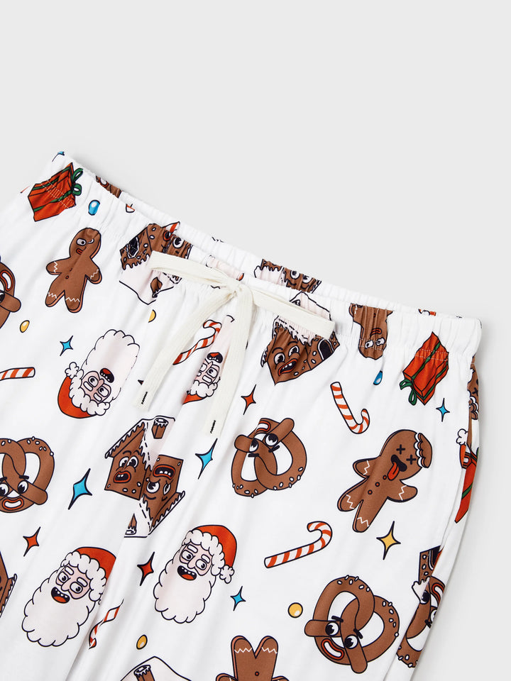 Conjunto de Pijamas de Natal coordenados para toda a família - Pijamas que brilham no escuro com Bolachas de Natal e Pai Natal, acompanhados de meias de Natal vermelhas.