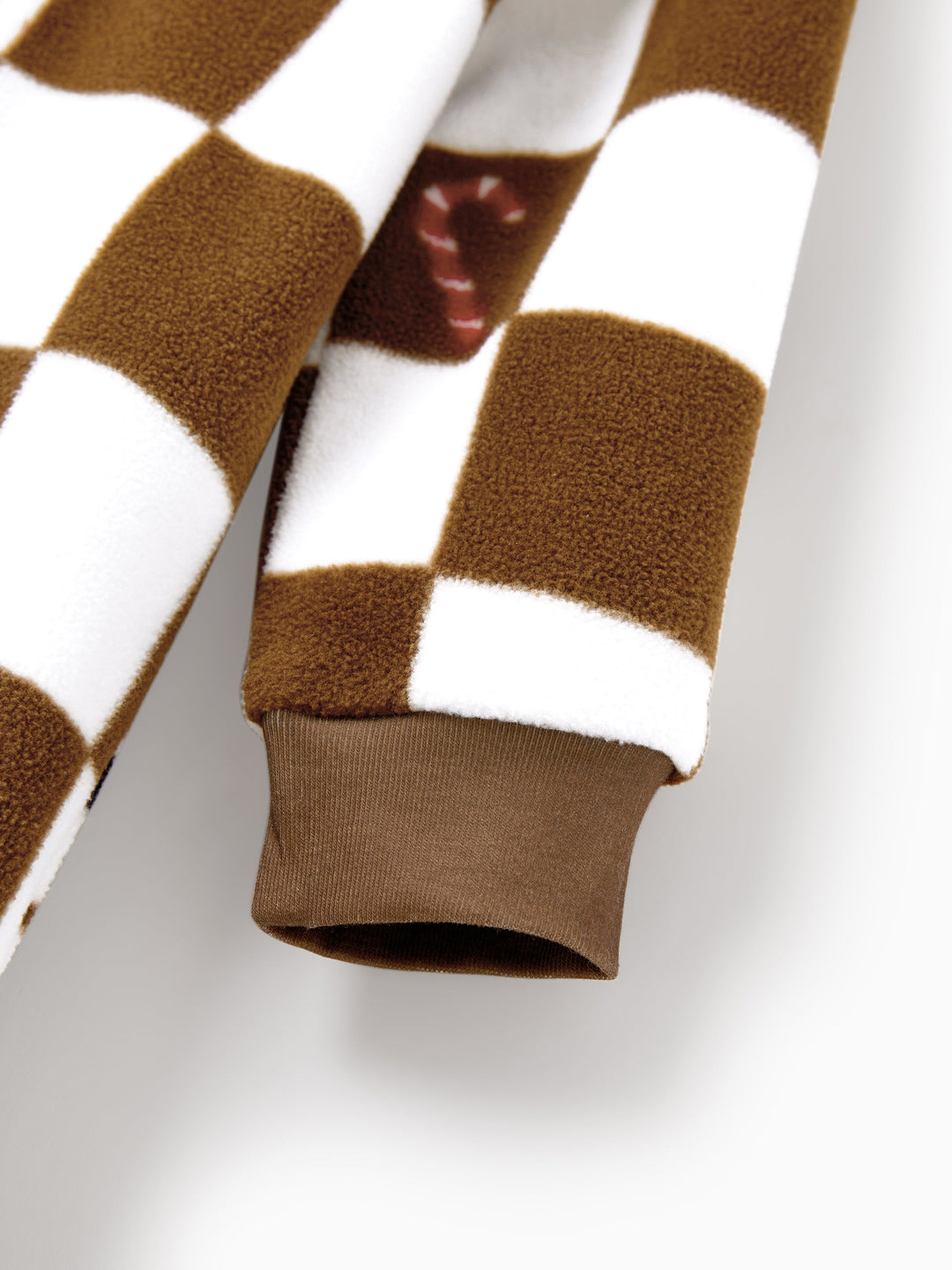 Conjunto de Pijamas de Fleece com Capuz Combinados para Família - Tema Natalino de Gengibre com Estampa Xadrez e Meias de Natal em Cores.