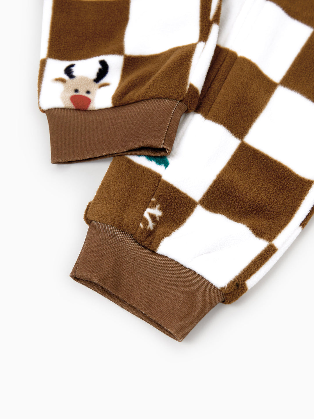 Conjunto de Pijamas de Fleece com Capuz Combinados para Família - Tema Natalino de Gengibre com Estampa Xadrez e Meias de Natal em Cores.