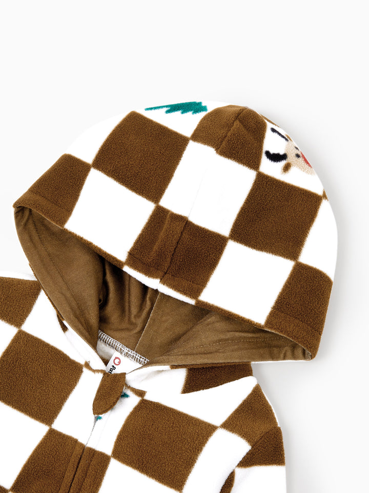 Conjunto de Pijamas de Fleece com Capuz Combinados para Família - Tema Natalino de Gengibre com Estampa Xadrez e Meias de Natal em Cores.