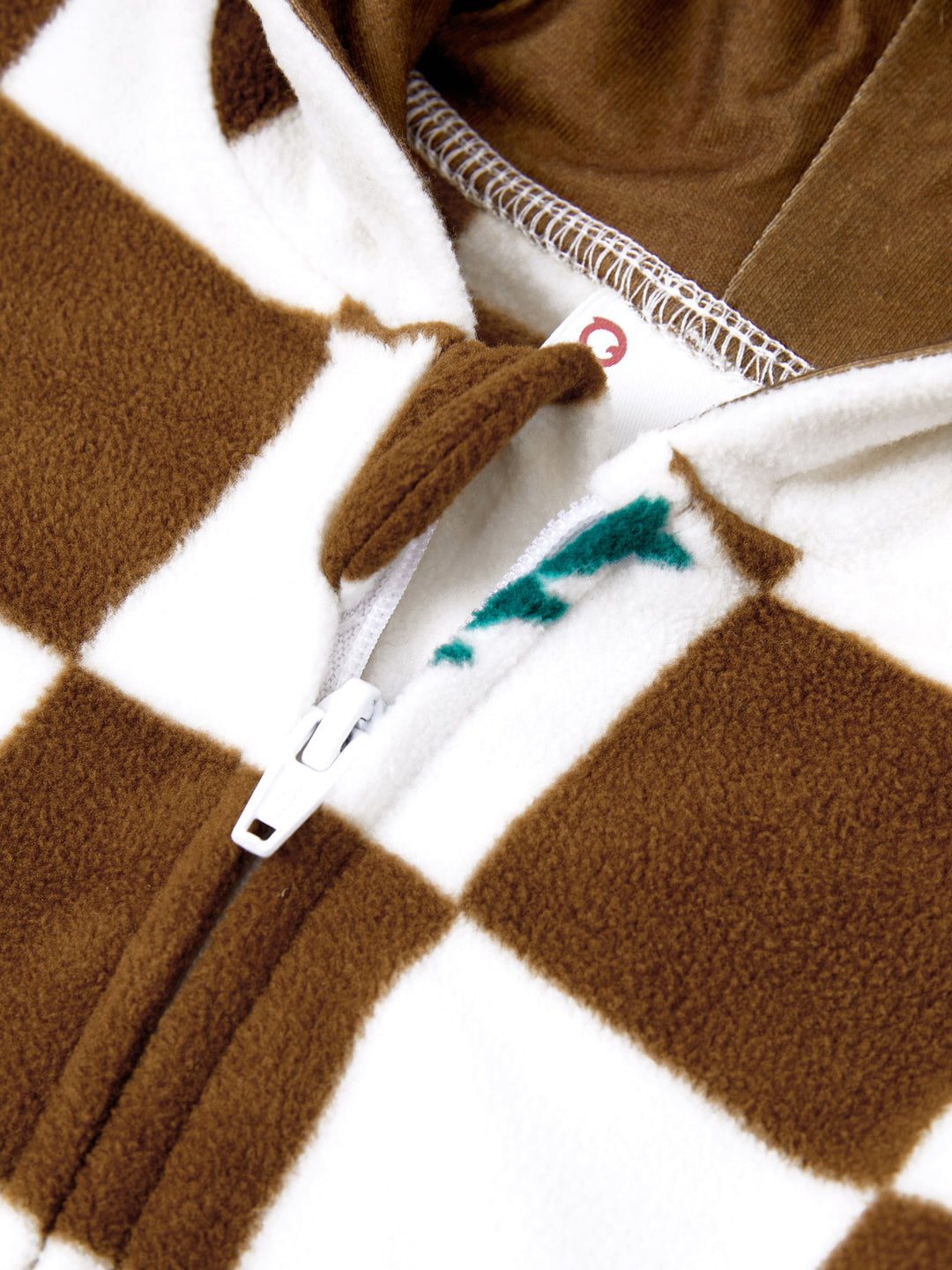 Conjunto de Pijamas de Fleece com Capuz Combinados para Família - Tema Natalino de Gengibre com Estampa Xadrez e Meias de Natal em Cores.