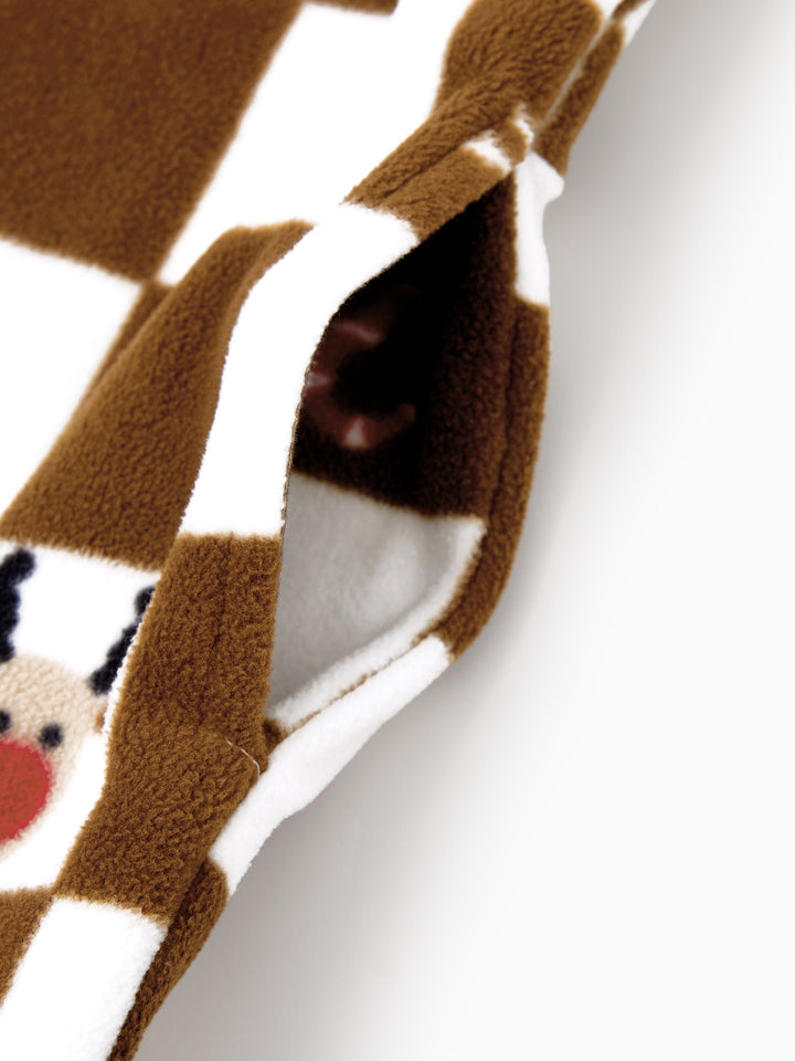 Conjunto de Pijamas de Fleece com Capuz Combinados para Família - Tema Natalino de Gengibre com Estampa Xadrez e Meias de Natal em Cores.