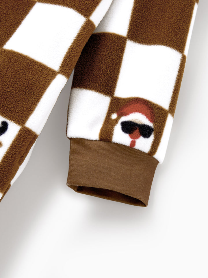 Conjunto de Pijamas de Fleece com Capuz Combinados para Família - Tema Natalino de Gengibre com Estampa Xadrez e Meias de Natal em Cores.
