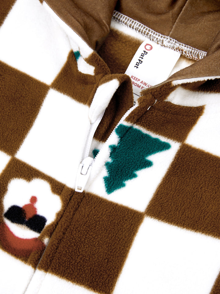 Conjunto de Pijamas de Fleece com Capuz Combinados para Família - Tema Natalino de Gengibre com Estampa Xadrez e Meias de Natal em Cores.