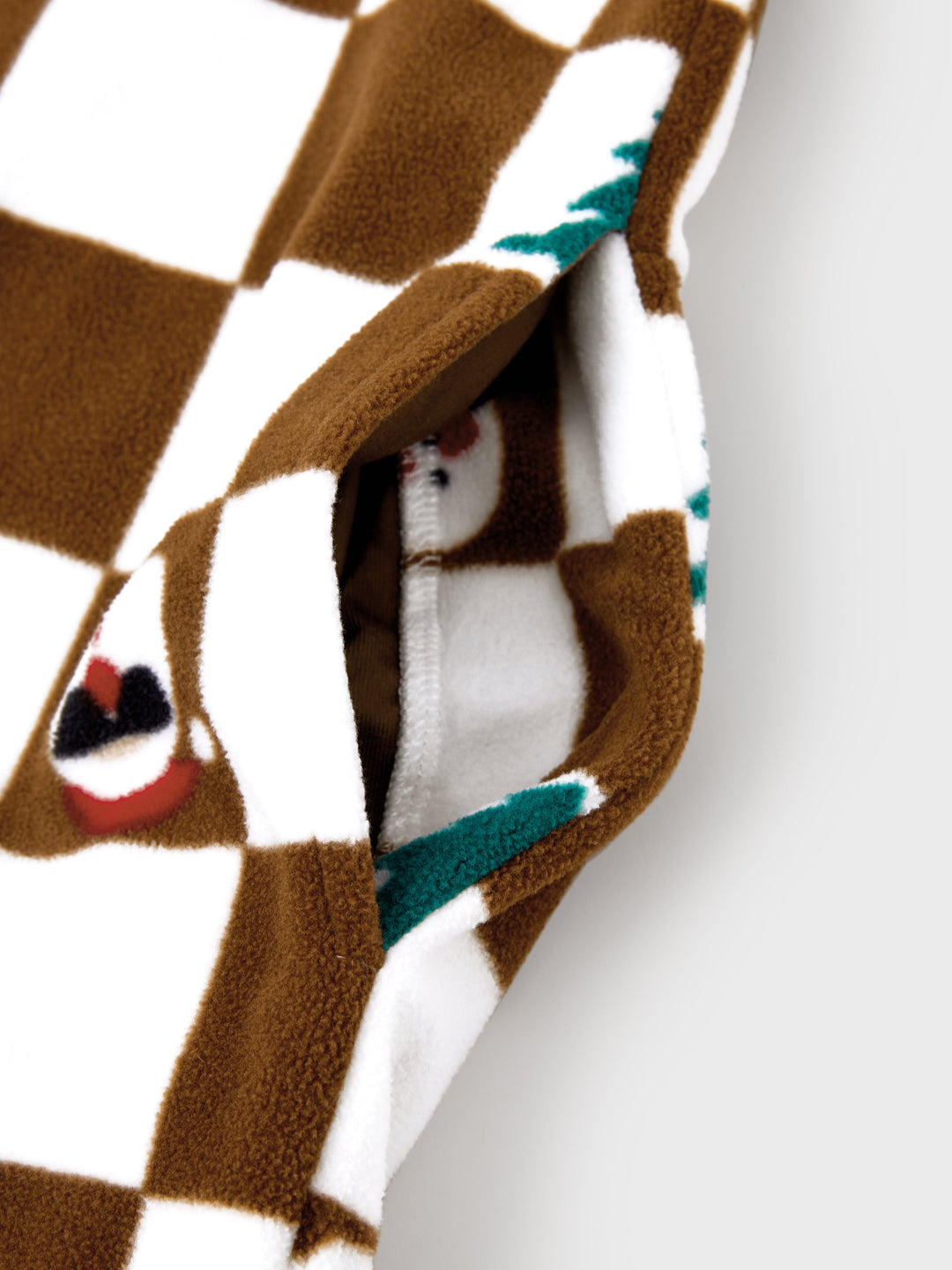 Conjunto de Pijamas de Fleece com Capuz Combinados para Família - Tema Natalino de Gengibre com Estampa Xadrez e Meias de Natal em Cores.