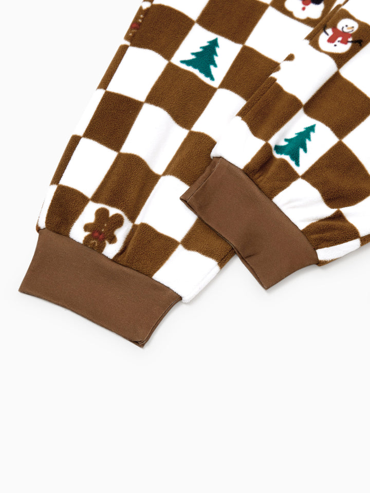 Conjunto de Pijamas de Fleece com Capuz Combinados para Família - Tema Natalino de Gengibre com Estampa Xadrez e Meias de Natal em Cores.