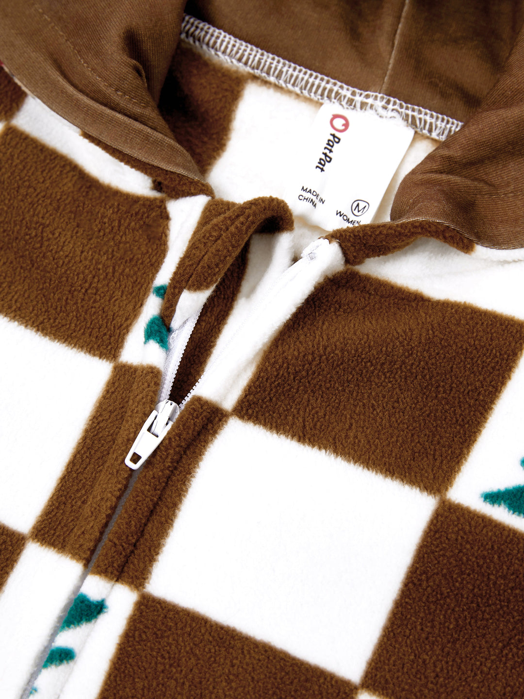 Conjunto de Pijamas de Fleece com Capuz Combinados para Família - Tema Natalino de Gengibre com Estampa Xadrez e Meias de Natal em Cores.