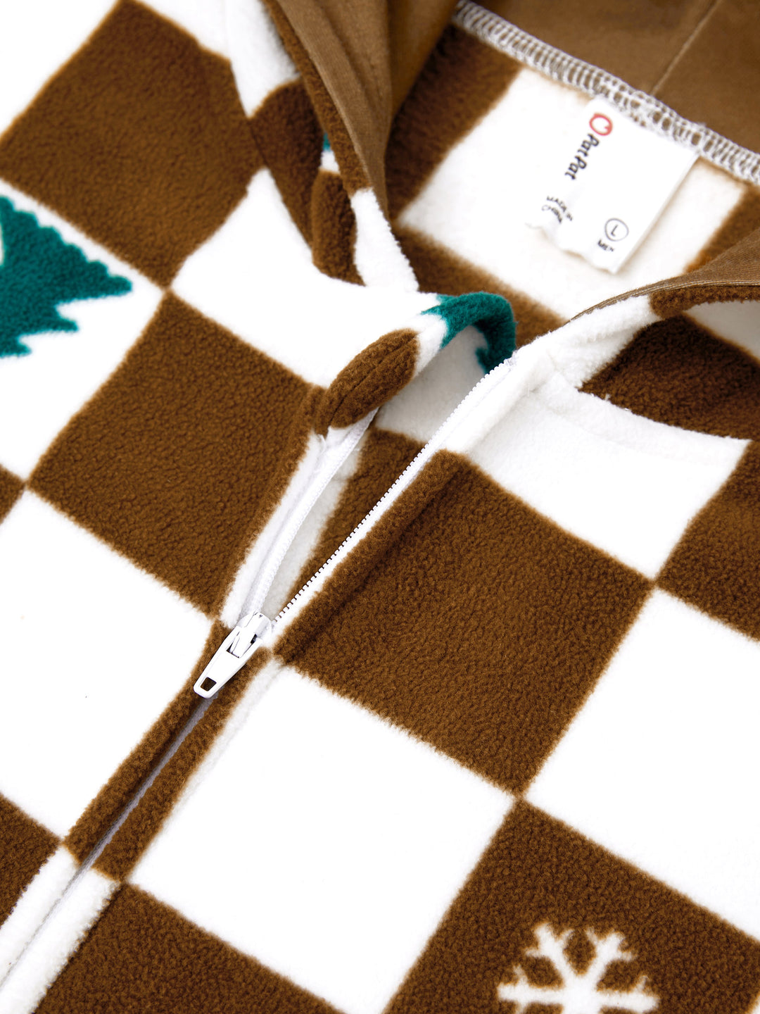 Conjunto de Pijamas de Fleece com Capuz Combinados para Família - Tema Natalino de Gengibre com Estampa Xadrez e Meias de Natal em Cores.