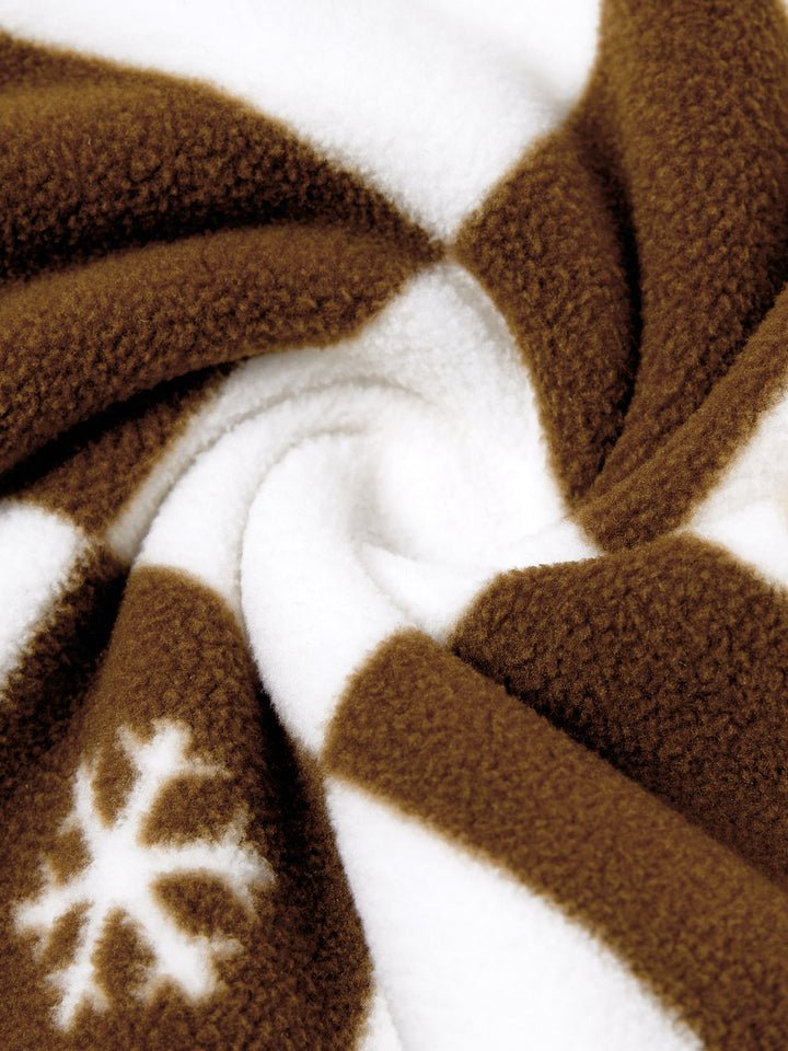 Conjunto de Pijamas de Fleece com Capuz Combinados para Família - Tema Natalino de Gengibre com Estampa Xadrez e Meias de Natal em Cores.