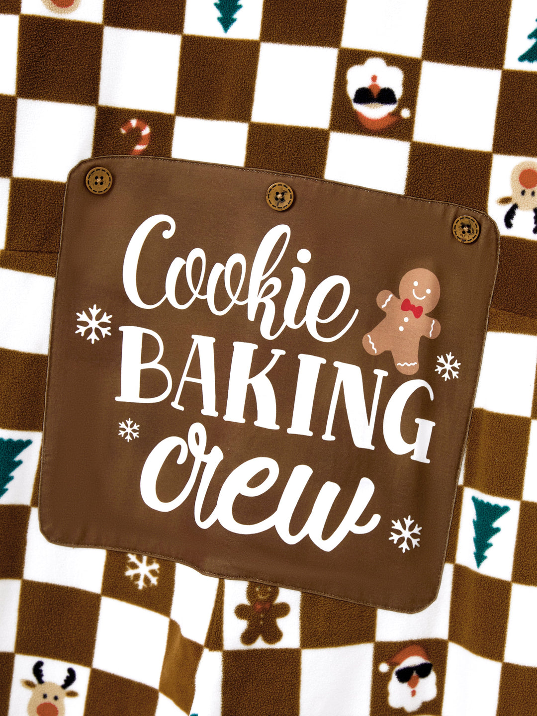 Conjunto de Pijamas de Fleece com Capuz Combinados para Família - Tema Natalino de Gengibre com Estampa Xadrez e Meias de Natal em Cores.