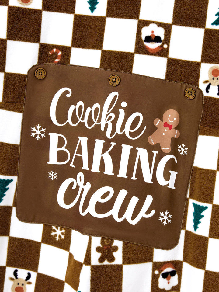 Conjunto de Pijamas de Fleece com Capuz Combinados para Família - Tema Natalino de Gengibre com Estampa Xadrez e Meias de Natal em Cores.