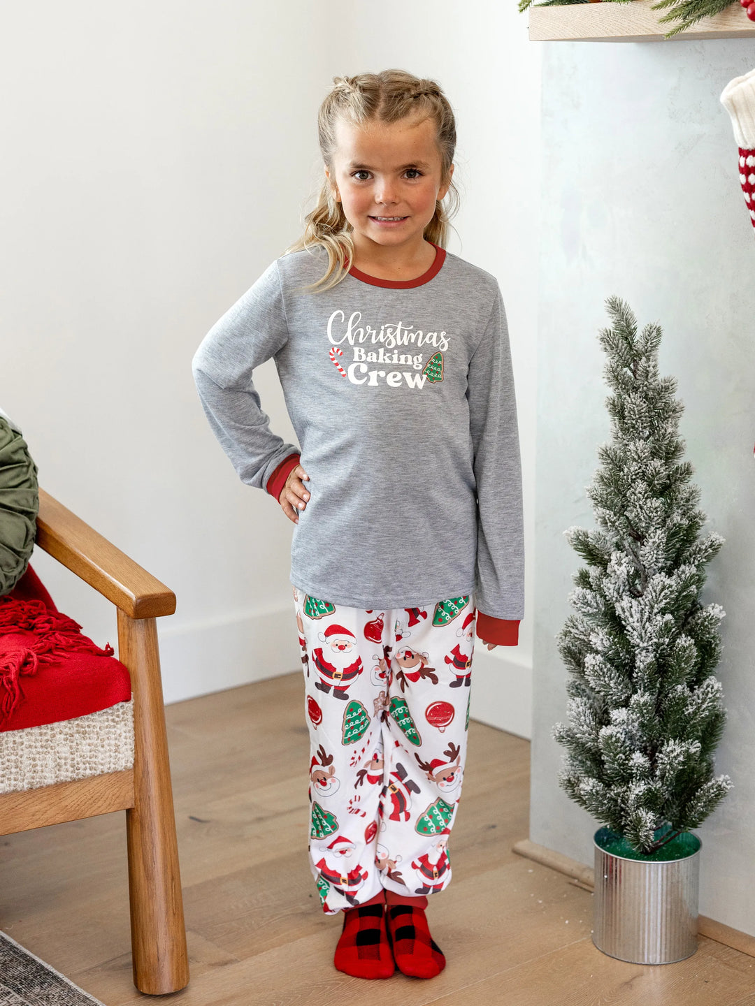 Conjunto de Pijamas em Família para o Natal com Estampa de Pai Natal que Brilha no Escuro, Inclui Meias de Natal em Cores Contrastantes.