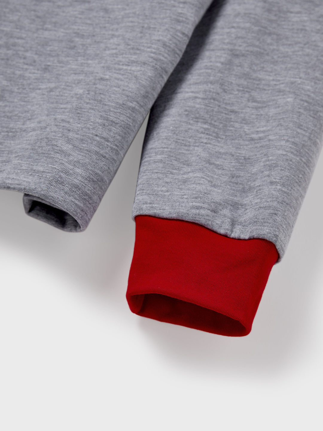 Conjunto de Pijamas em Família para o Natal com Estampa de Pai Natal que Brilha no Escuro, Inclui Meias de Natal em Cores Contrastantes.