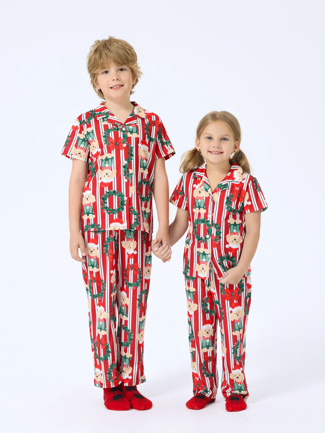 Conjunto de Pijamas Coordenados para a Família no Natal com Estampa de Cãozinho Vermelhos