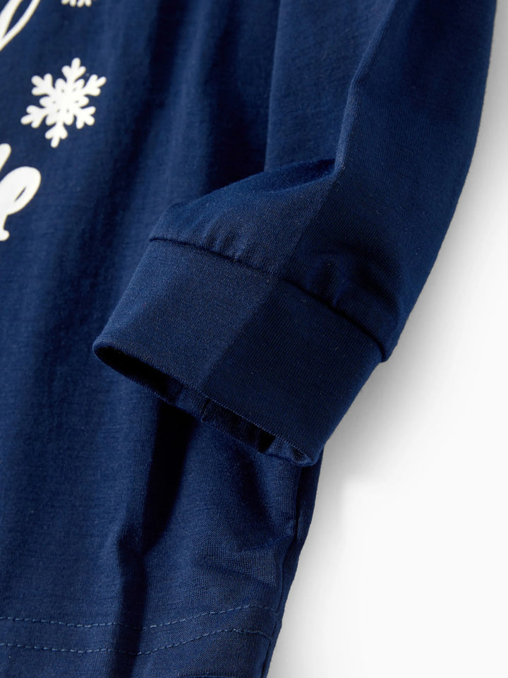 Conjunto de Pijamas de Natal em Azul Escuro para a Família com Design de Rena, Camisetas com Letras Correspondentes e Meias de Natal