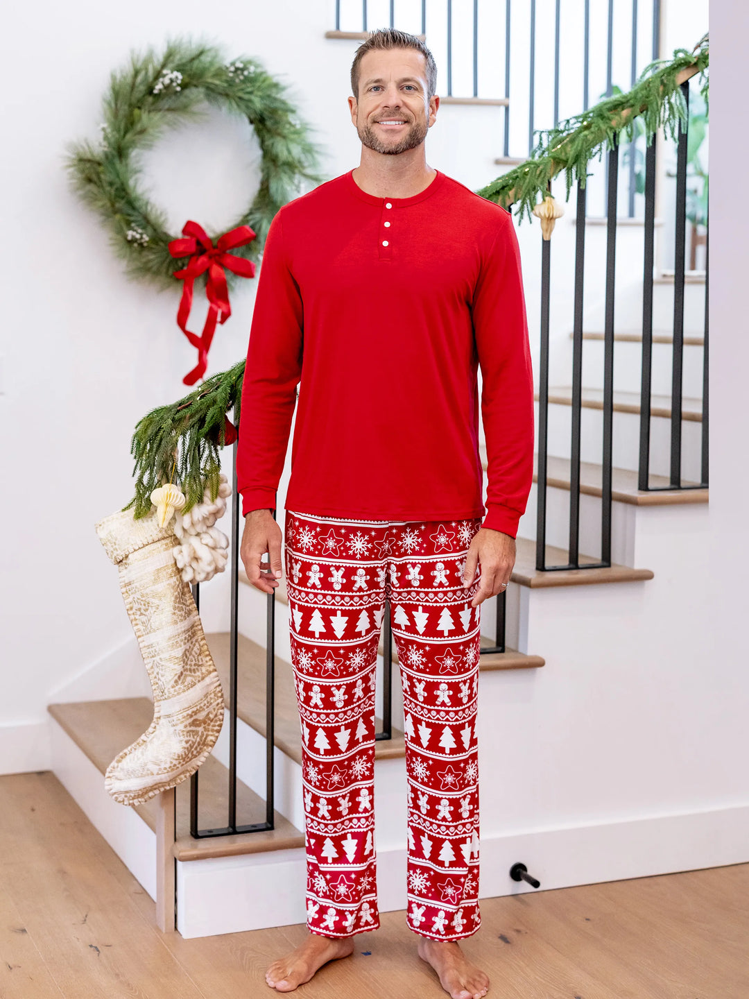 Conjunto de Pijamas em Família Coordenados para o Natal com Estampado de Homem de Gengibre e Árvore de Natal, Pijamas Vermelhos com Meias de Natal Vermelhas