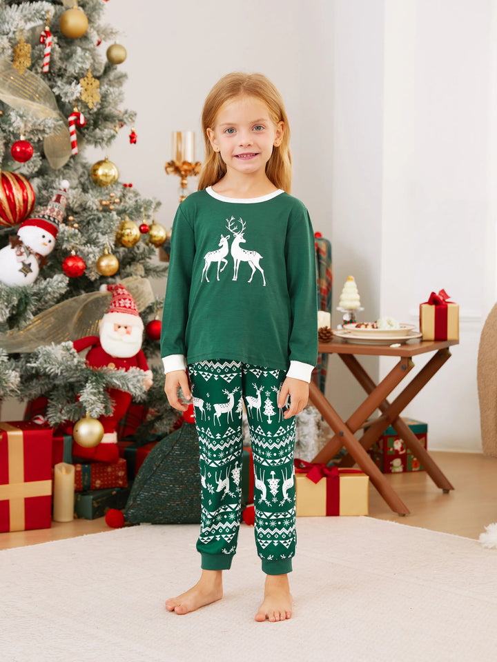Conjunto de Pijamas em Conjunto Familiar para Natal com Tops a Brilhar no Escuro e Calças com Padrão de Renas, incluindo Meias de Natal - Verde Escuro