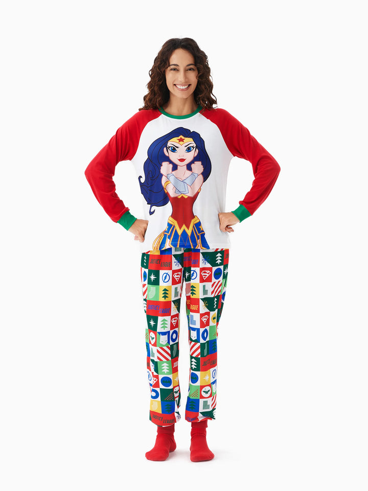 Conjuntos de Pijamas de Natal em Família, Igualzinhos, da Justice League com Batman/Superman Mulher Maravilha, acompanhados de Meias de Natal.