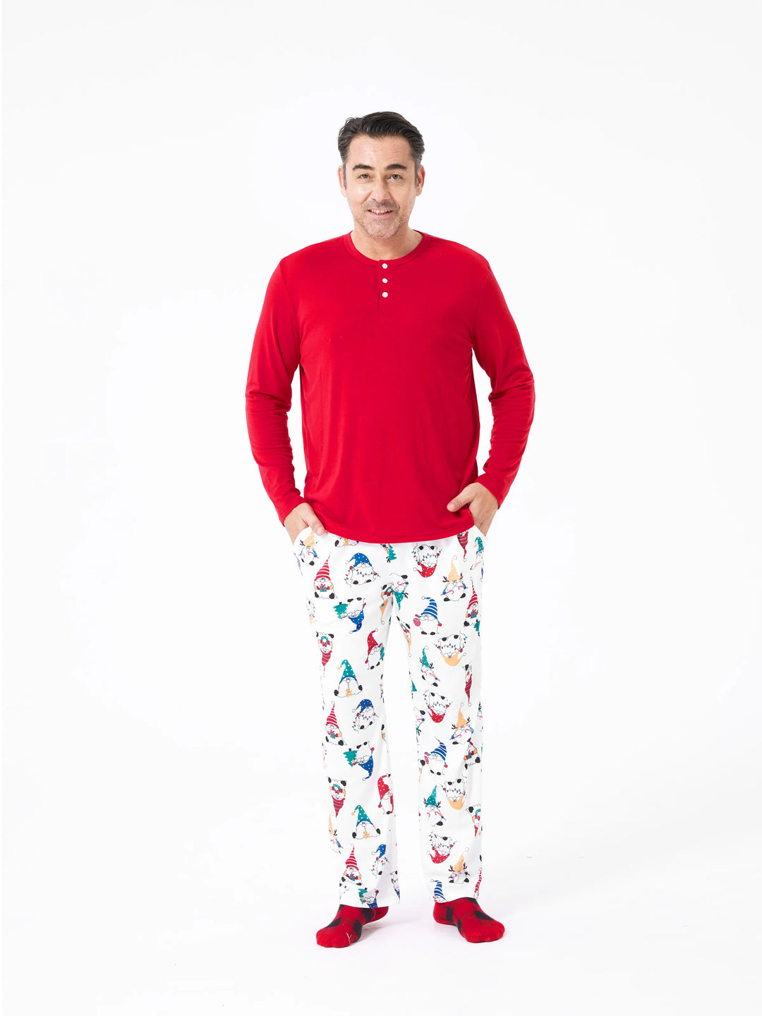 Conjunto de Pijamas de Natal em Família com Estampa de Gnomo Natalício e Meias de Natal Vermelhas