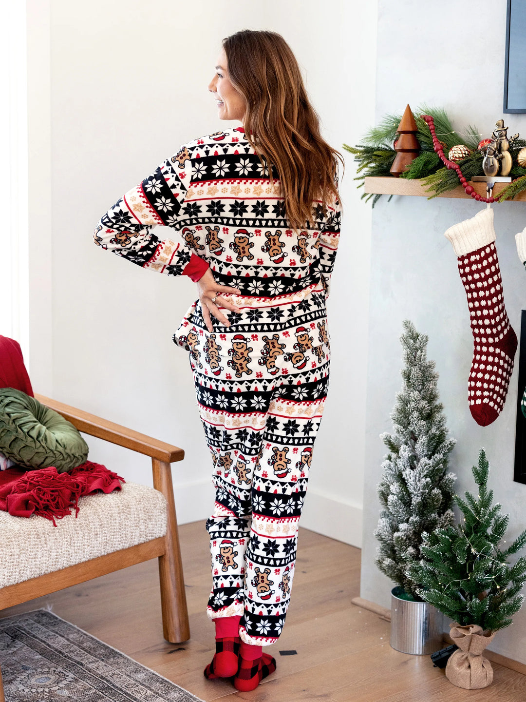 Conjunto de Pijamas de Fleece em Família para o Natal com Estampado de Gengibre e Flocos de Neve e Meias de Natal Vermelhas