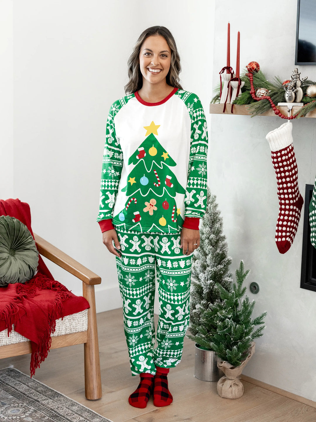 Conjunto de Pajamas Correspondentes para a Família de Natal com Impressão de Gengibre e Árvore de Natal PJs Verdes com Meias de Natal Verdes