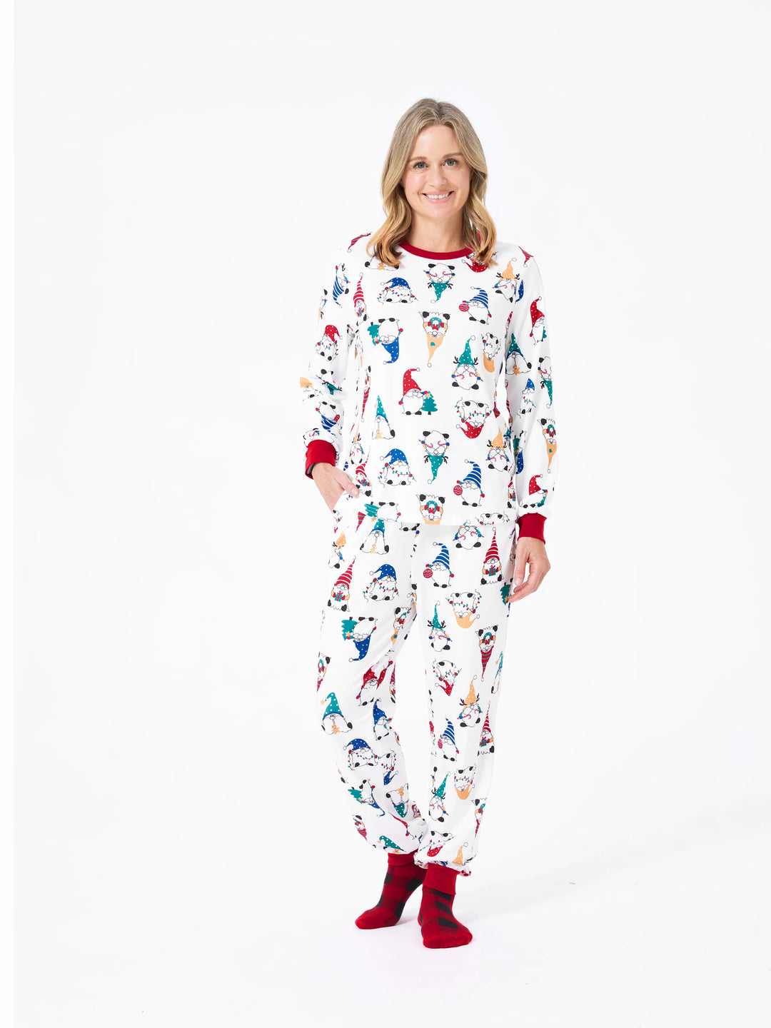 Conjunto de Pijamas de Natal em Família com Estampa de Gnomo Natalício e Meias de Natal Vermelhas