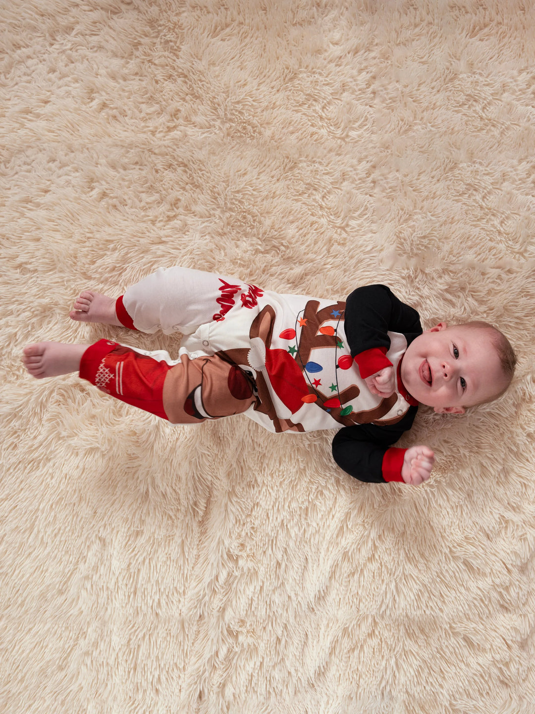 Conjuntos de Pijamas para a Família com Estampa de Renas de Natal e Meias de Natal Pretas