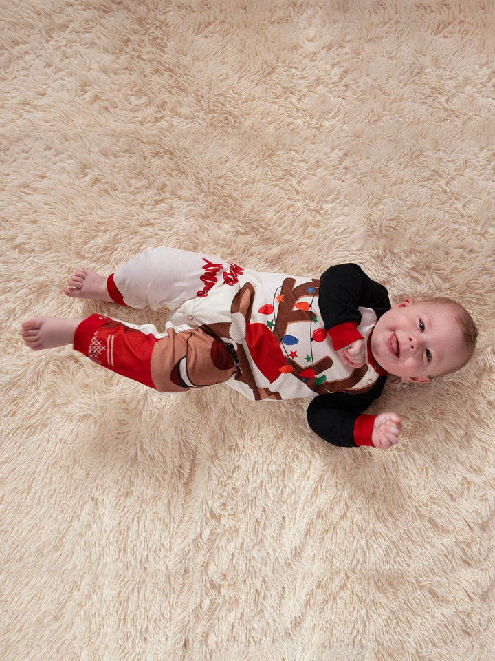 Conjuntos de Pijamas para a Família com Estampa de Renas de Natal e Meias de Natal Pretas