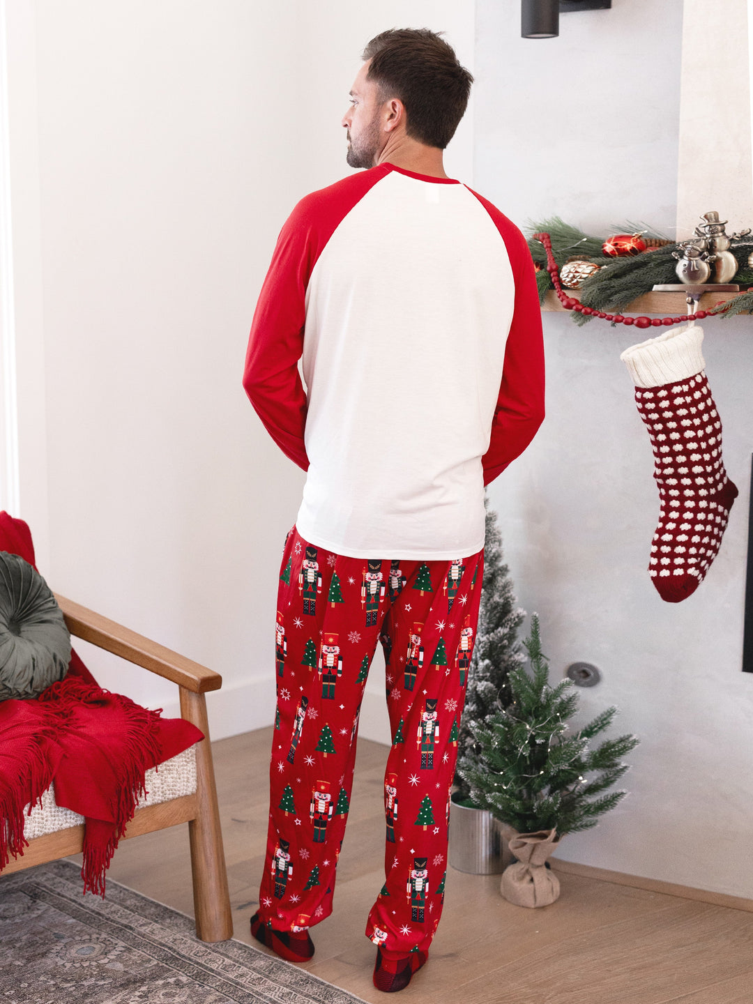Conjunto de Pijamas Correspondentes para Família com Estampa de Quebra-Nozes e Meias de Natal em Vermelho