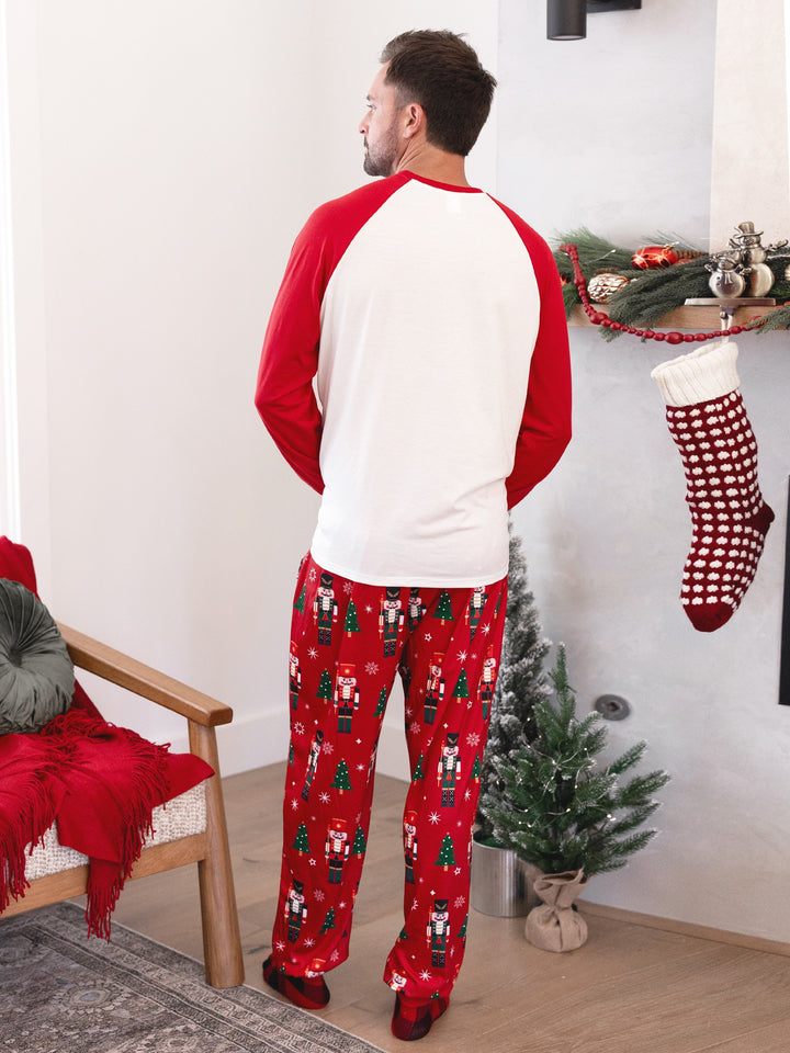 Conjunto de Pijamas Correspondentes para Família com Estampa de Quebra-Nozes e Meias de Natal em Vermelho