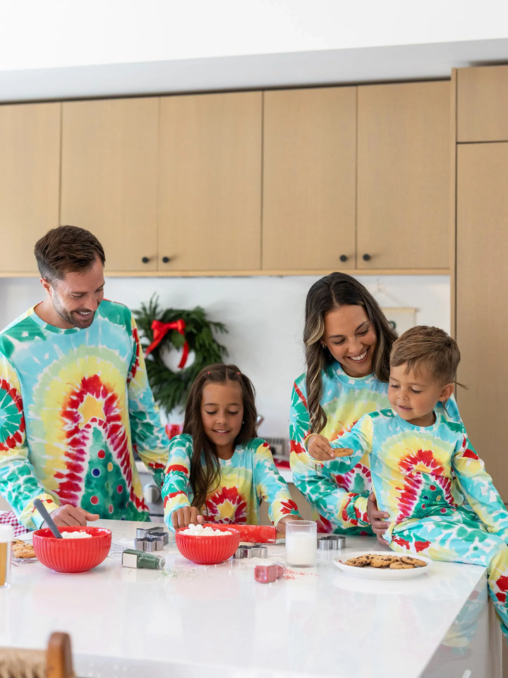 Conjunto de Pijamas de Natal para a Família em Coordenação com Estampa Colorida de Árvore de Natal e Meias de Natal Multicoloridas