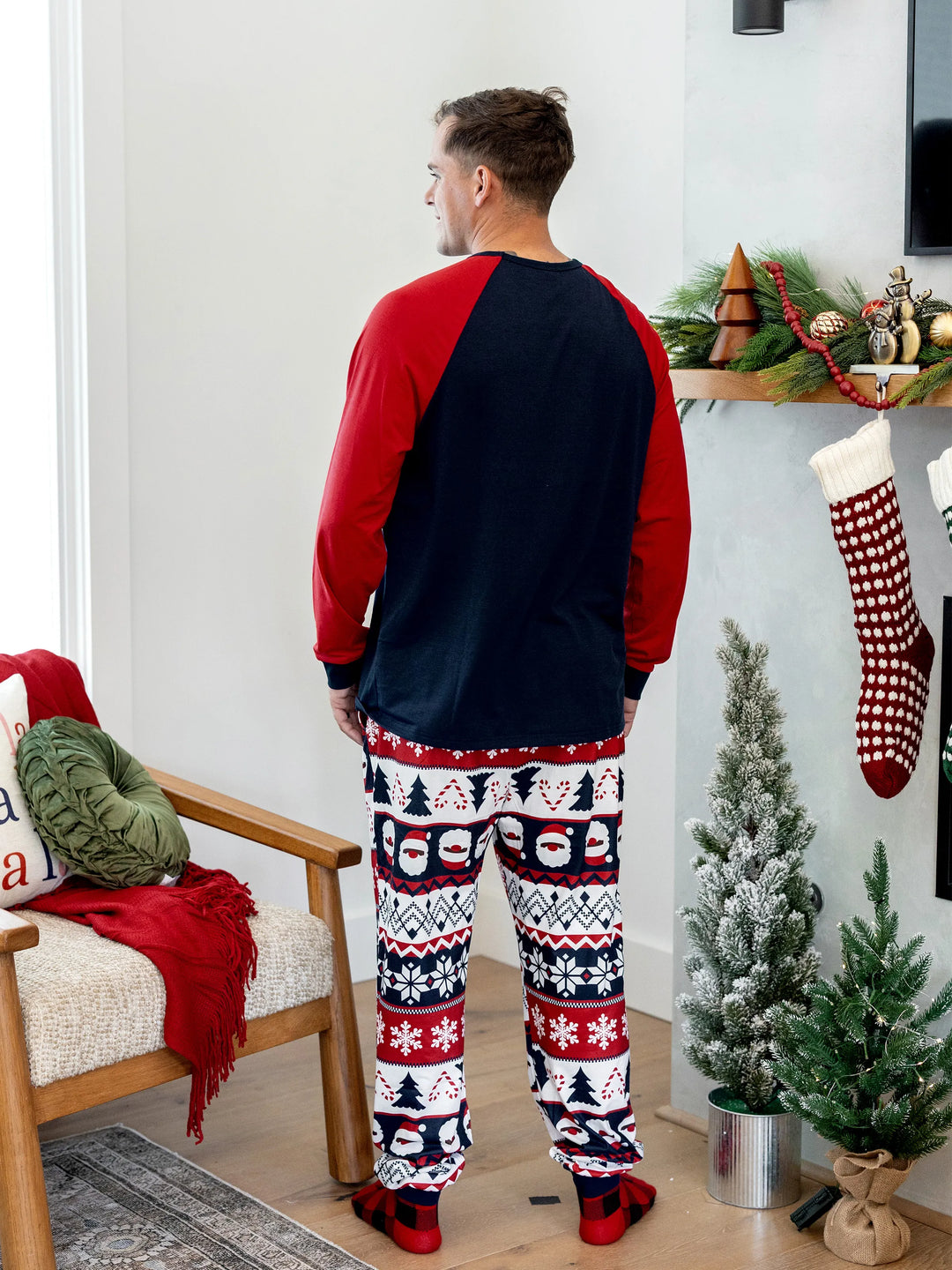 Conjunto de Pijamas em Conjunto para a Família de Natal com Print do Pai Natal que Brilha no Escuro e Meias de Natal em Azul Escuro