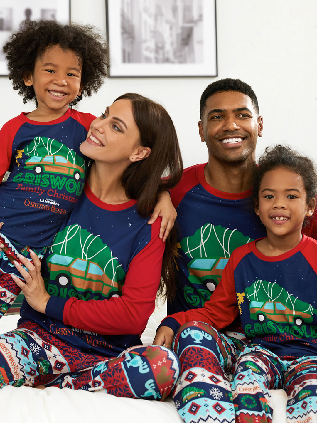 Conjuntos de Pijamas Coordinados com Estampas de Personagens para a Família nas Férias de Natal, com Meias de Natal