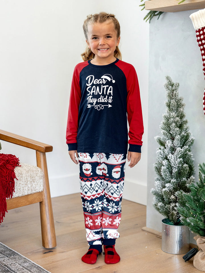Conjunto de Pijamas em Conjunto para a Família de Natal com Print do Pai Natal que Brilha no Escuro e Meias de Natal em Azul Escuro