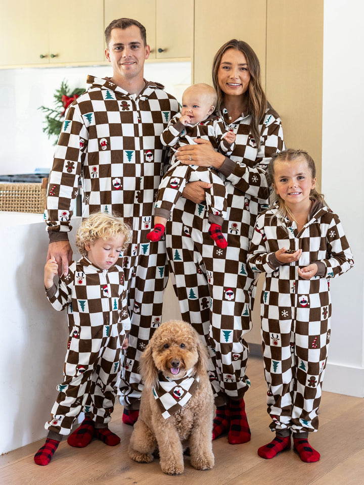 Conjunto de Pijamas de Fleece com Capuz Combinados para Família - Tema Natalino de Gengibre com Estampa Xadrez e Meias de Natal em Cores.