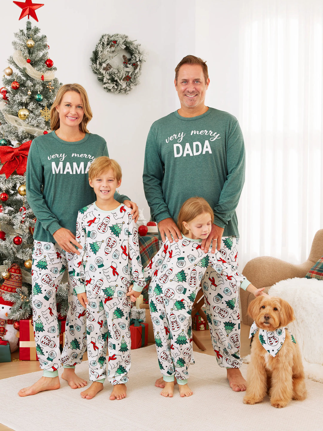 Conjunto de Pijamas de Natal em Família com Mangas Longas – T-Shirts Verdes Muito Felizes e Calças com Padrão, Inclui Meias de Natal – Verde Primavera Médio