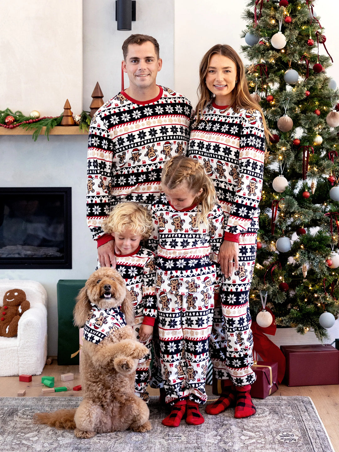 Conjunto de Pijamas de Fleece em Família para o Natal com Estampado de Gengibre e Flocos de Neve e Meias de Natal Vermelhas