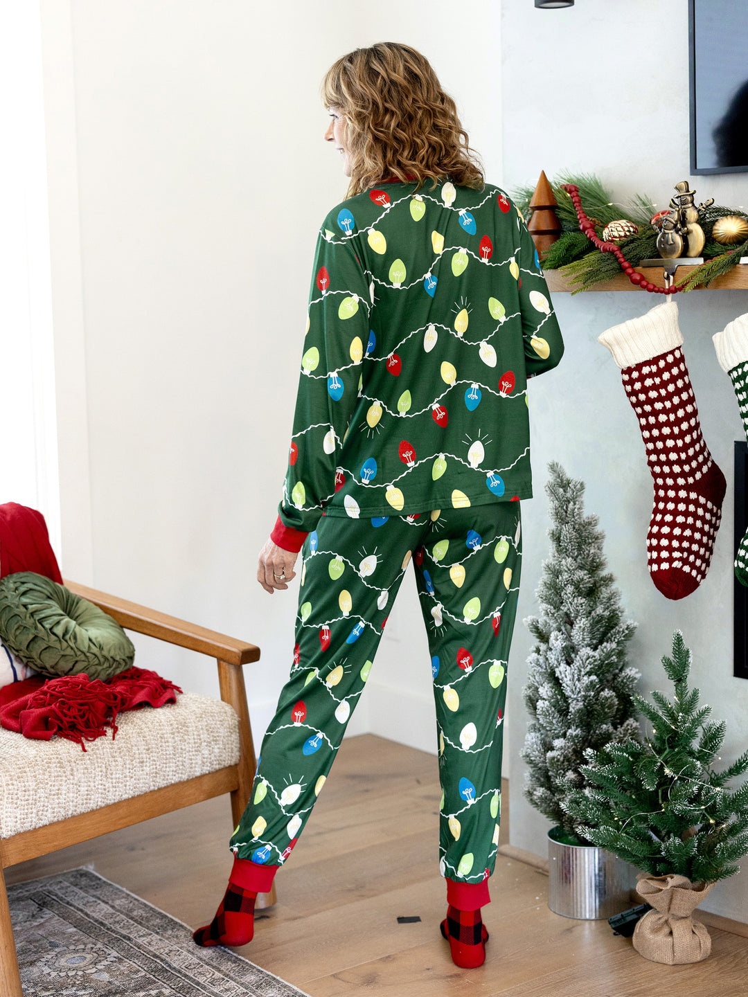 Conjunto de Pijamas de Natal para a Família em Coordenação - Estampado de Renas em Verde com Meias de Natal Verdes