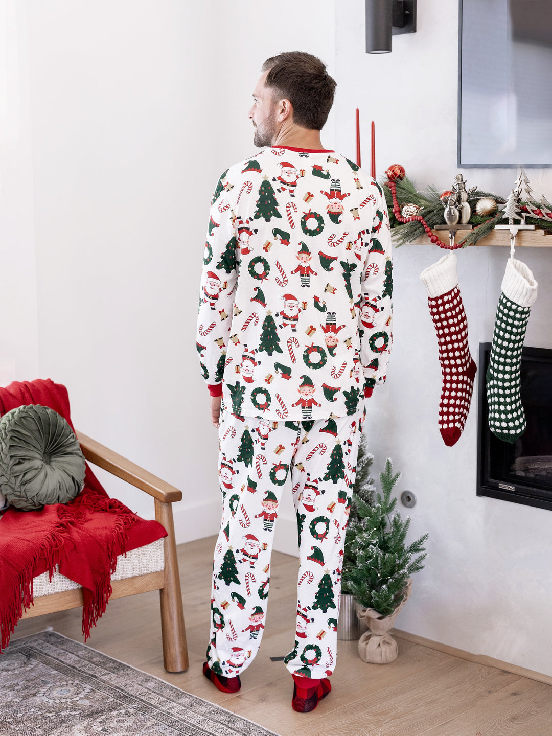 Conjunto de Pijamas Coordenação de Natal para toda a Família Estampado com Pai Natal e Árvore de Natal, Pijamas de Manga Longa com Meias de Natal Brancas