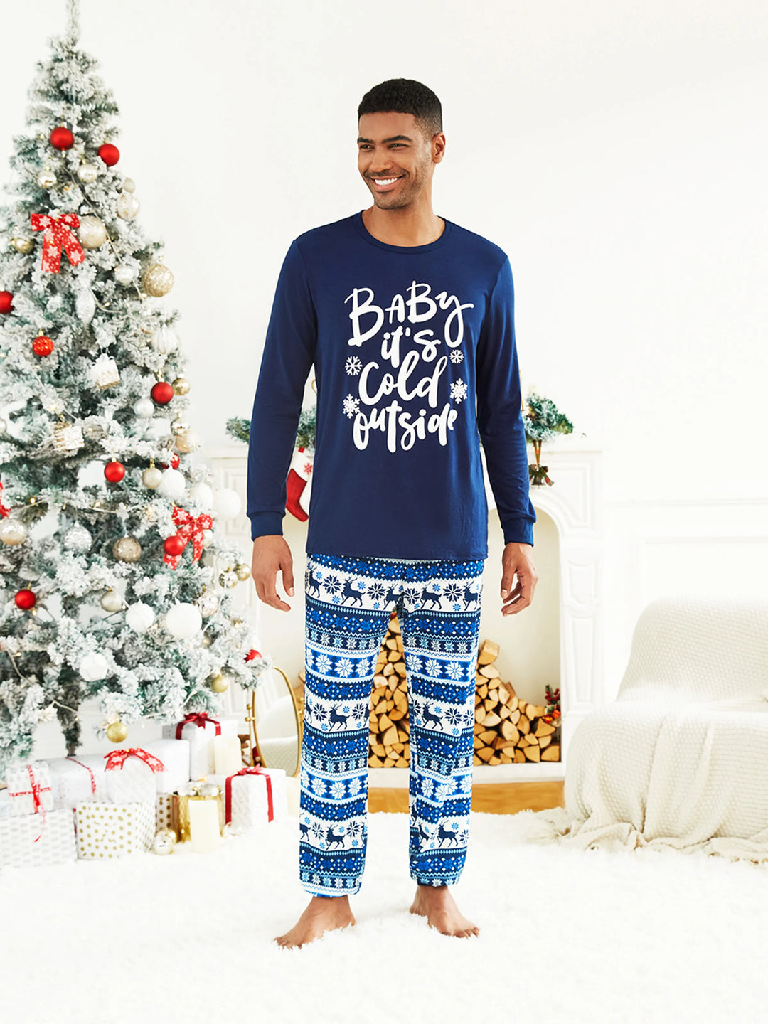 Conjunto de Pijamas de Natal em Azul Escuro para a Família com Design de Rena, Camisetas com Letras Correspondentes e Meias de Natal