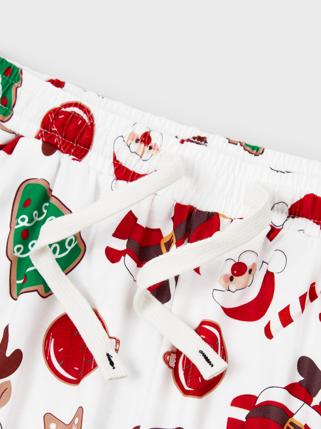 Conjunto de Pijamas em Família para o Natal com Estampa de Pai Natal que Brilha no Escuro, Inclui Meias de Natal em Cores Contrastantes.