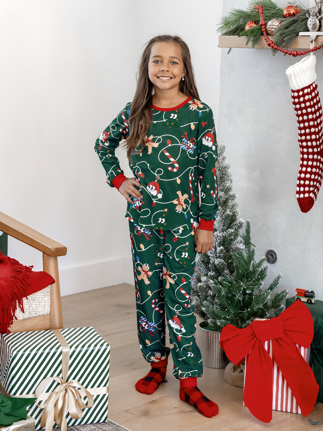 Conjunto de Pijamas em Família para o Natal em Verde e Branco com Gengibre e Árvore de Natal, incluindo Meias de Natal Verde Escuro.