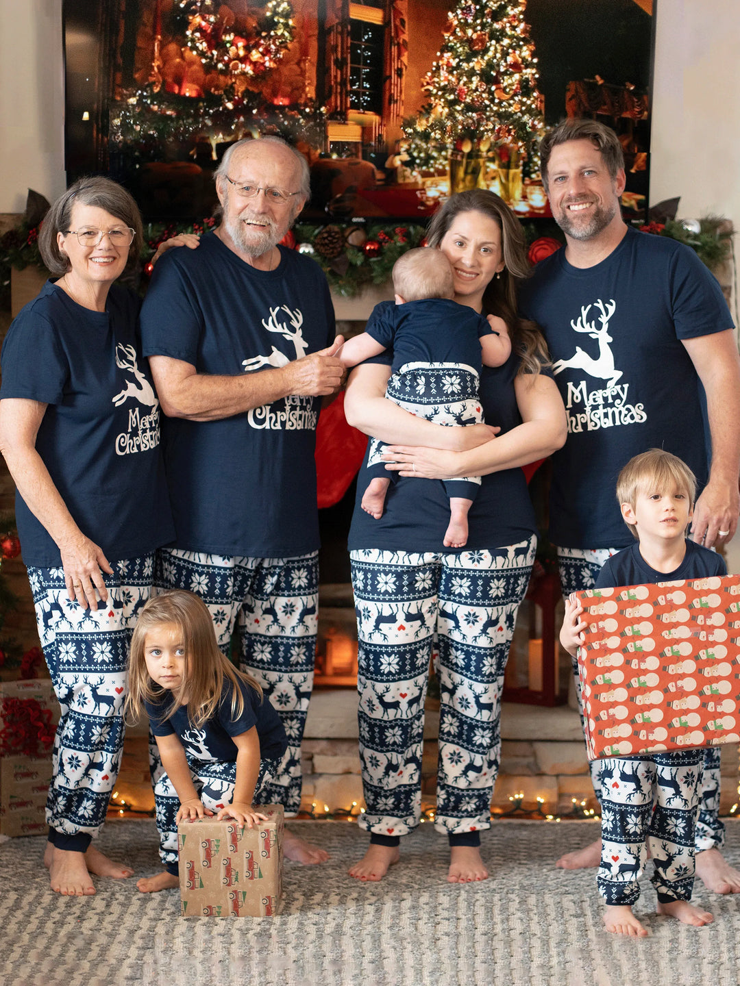 Pijamas de Família em Conjunto com Estampa de Renas de Natal que Brilham no Escuro, com Meias de Natal, Azul Escuro
